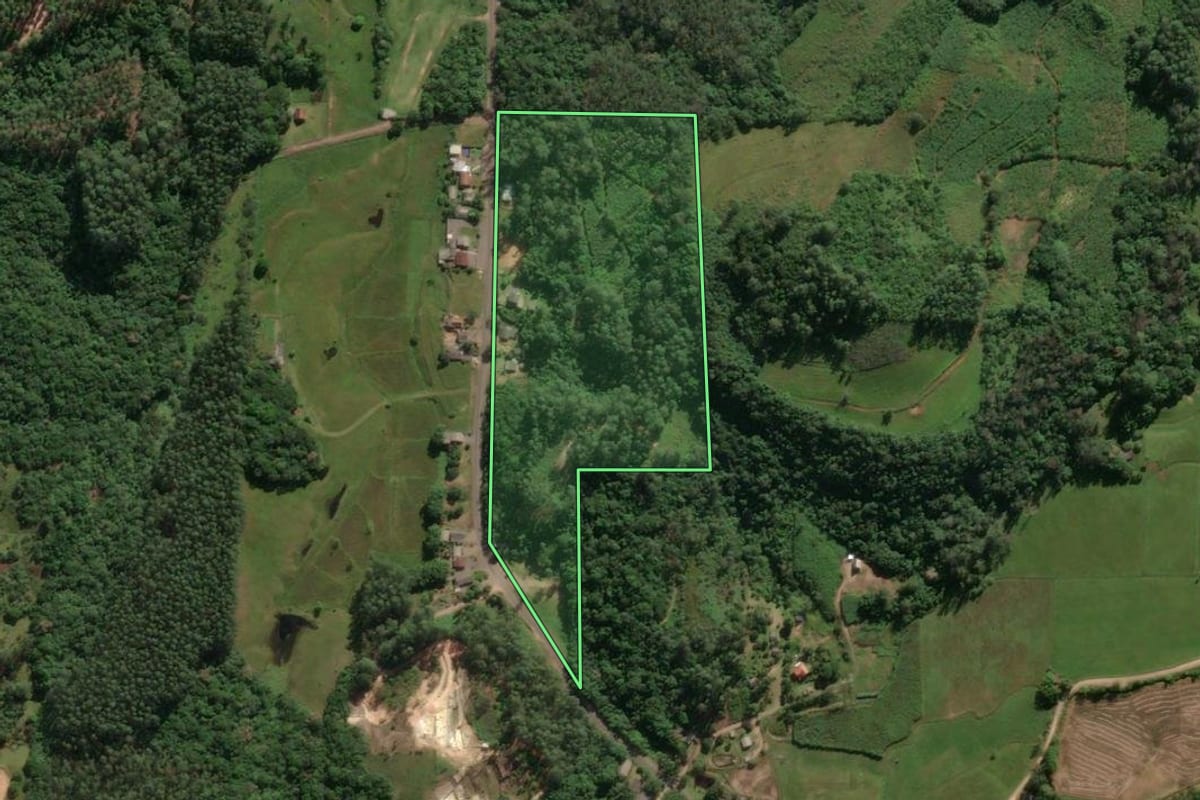 Imagem de satélite do imóvel rural em Mampituba (RS), com o contorno declarado no CAR desenhado por cima.
