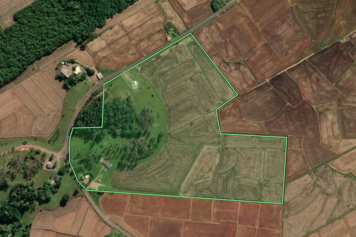 Imagem de satélite do imóvel rural em Mampituba (RS), com o contorno declarado no CAR desenhado por cima.