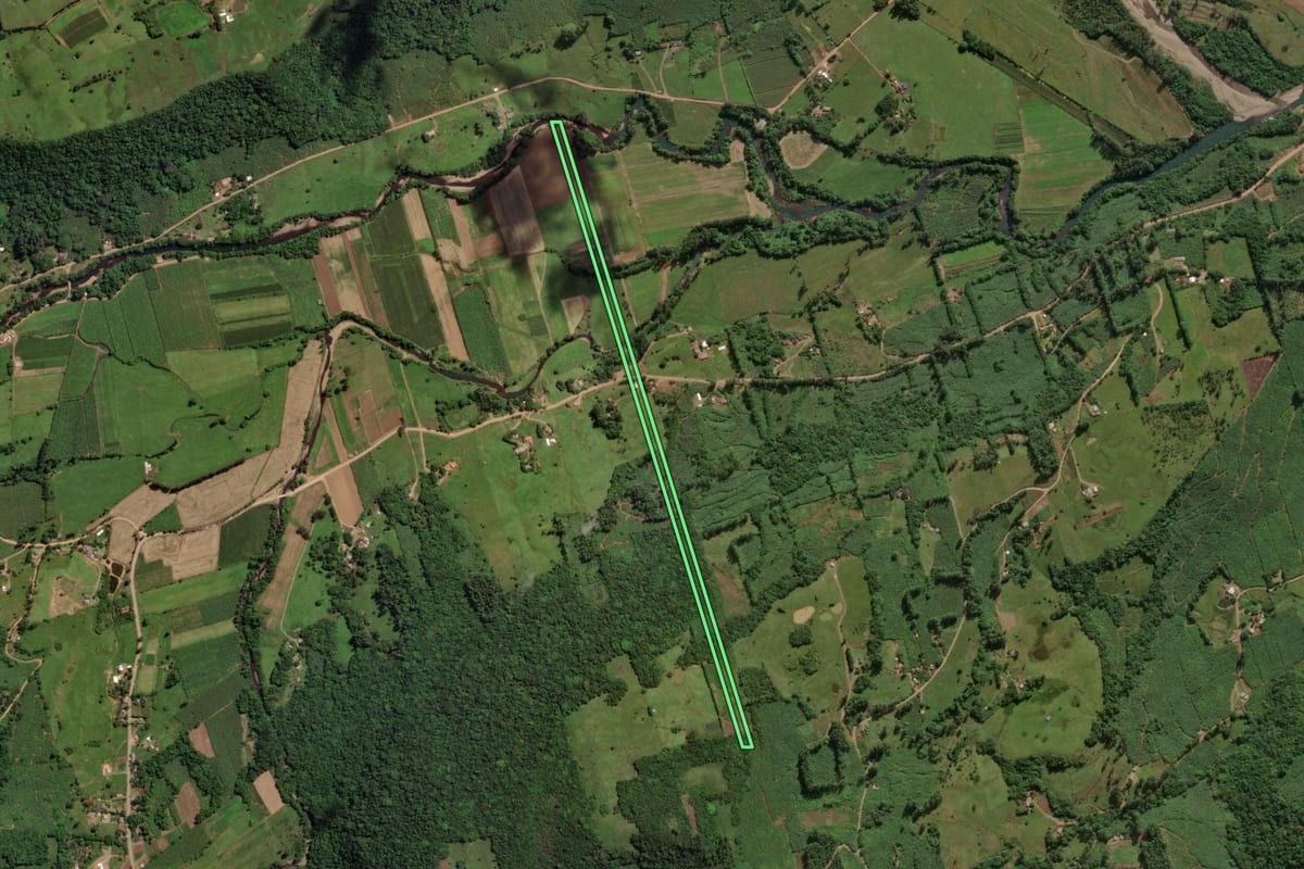 Imagem de satélite do imóvel rural em Mampituba (RS), com o contorno declarado no CAR desenhado por cima.