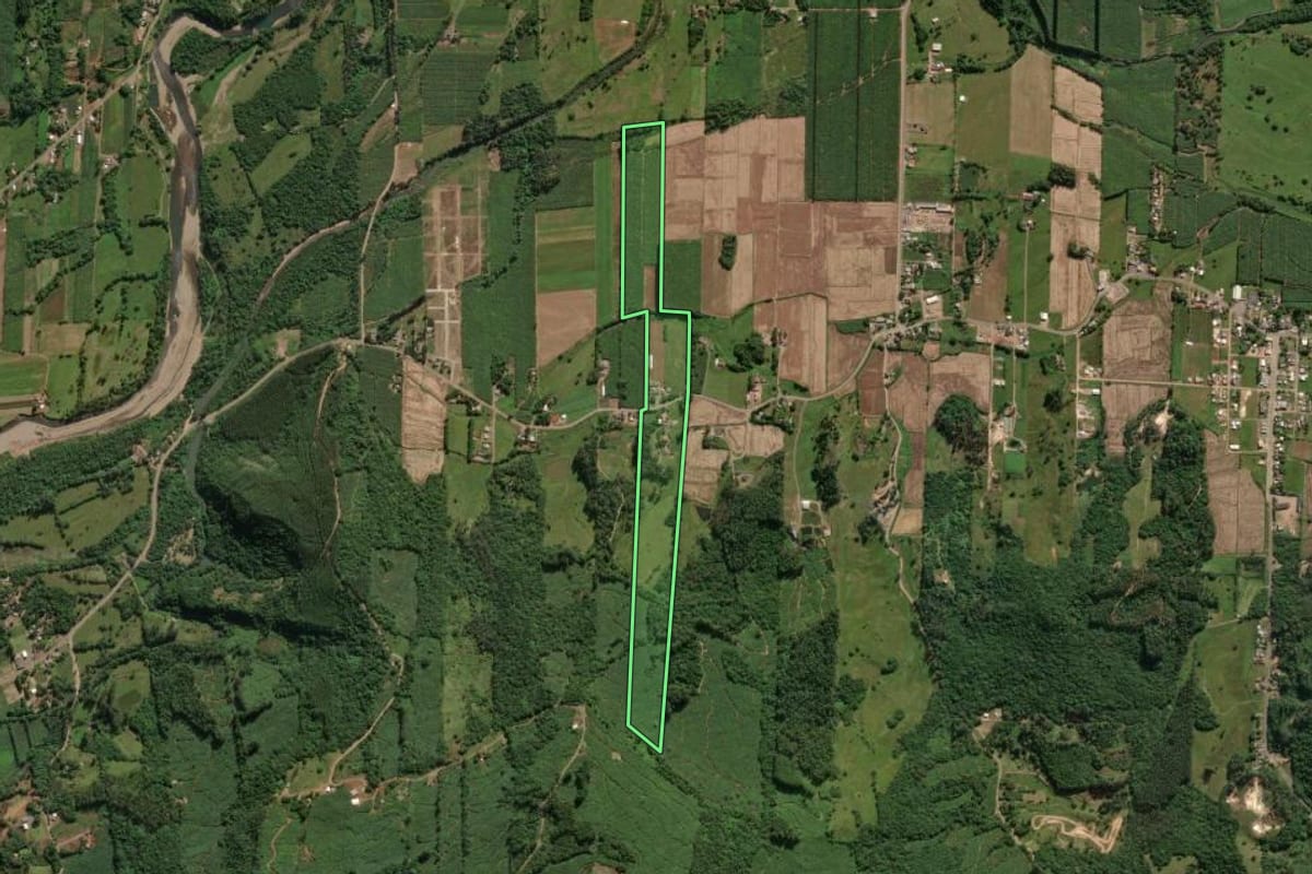 Imagem de satélite do imóvel rural em Mampituba (RS), com o contorno declarado no CAR desenhado por cima.