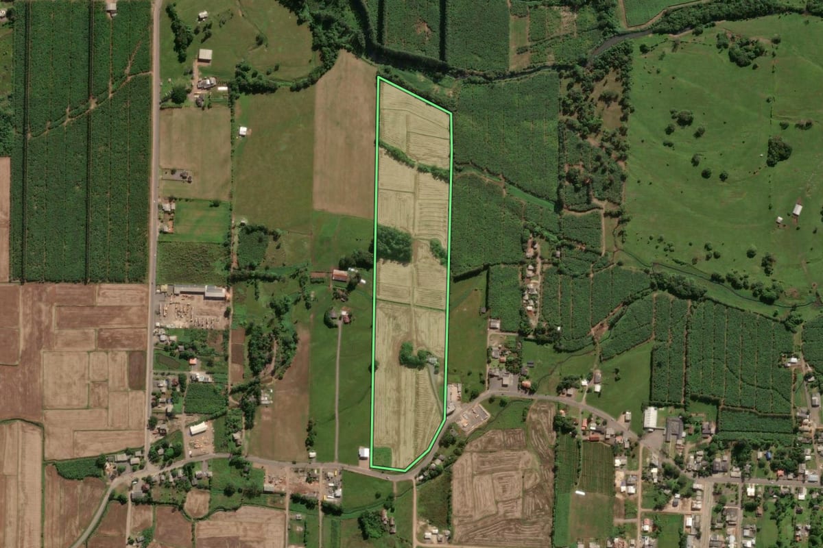 Imagem de satélite do imóvel rural em Mampituba (RS), com o contorno declarado no CAR desenhado por cima.