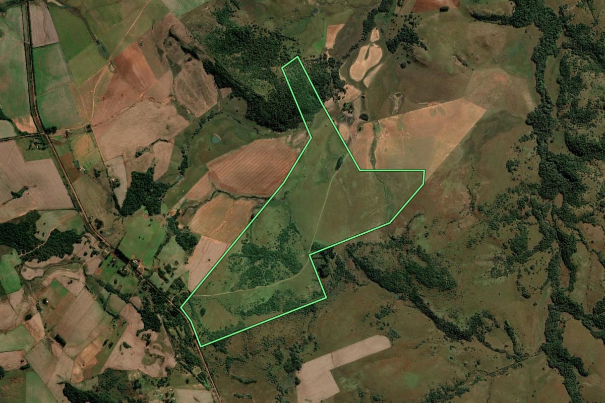 Imagem de satélite do imóvel rural em Manoel Viana (RS), com o contorno declarado no CAR desenhado por cima.