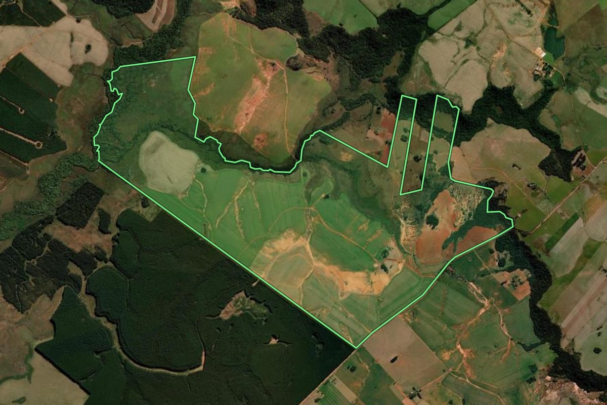 Imagem de satélite do imóvel rural em Manoel Viana (RS), com o contorno declarado no CAR desenhado por cima.