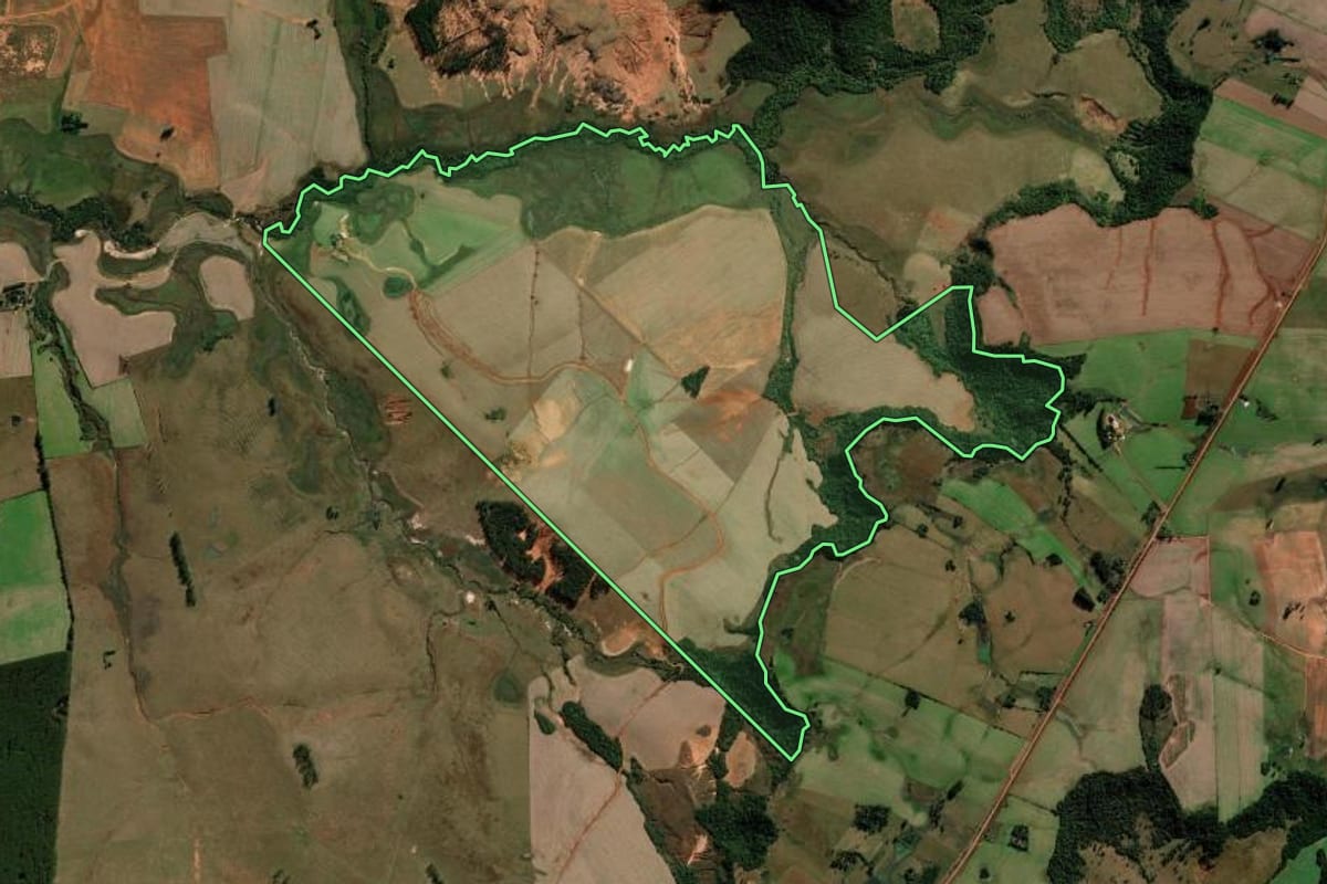 Imagem de satélite do imóvel rural em Manoel Viana (RS), com o contorno declarado no CAR desenhado por cima.