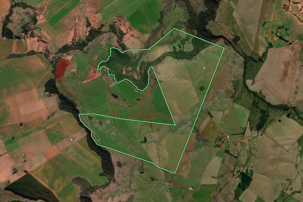 Imagem de satélite do imóvel rural em Manoel Viana (RS), com o contorno declarado no CAR desenhado por cima.