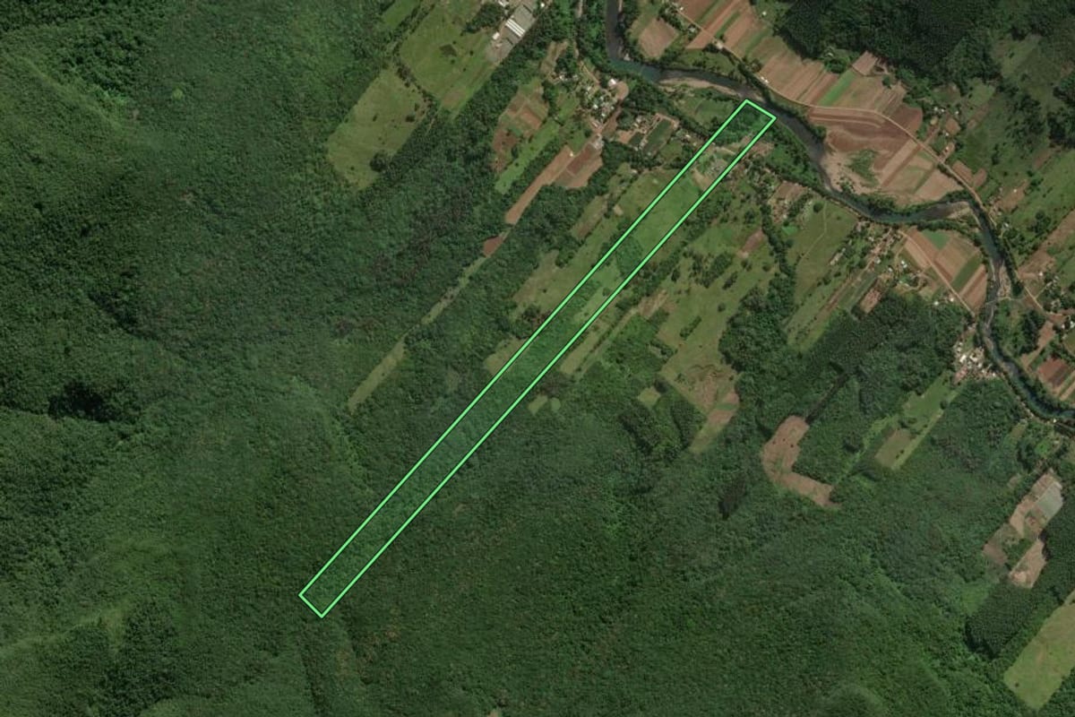 Imagem de satélite do imóvel rural em Maquiné (RS), com o contorno declarado no CAR desenhado por cima.