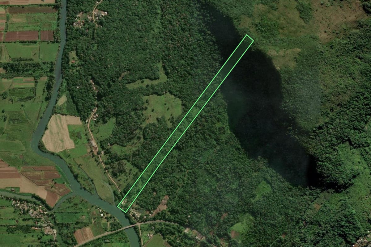 Imagem de satélite do imóvel rural em Maquiné (RS), com o contorno declarado no CAR desenhado por cima.