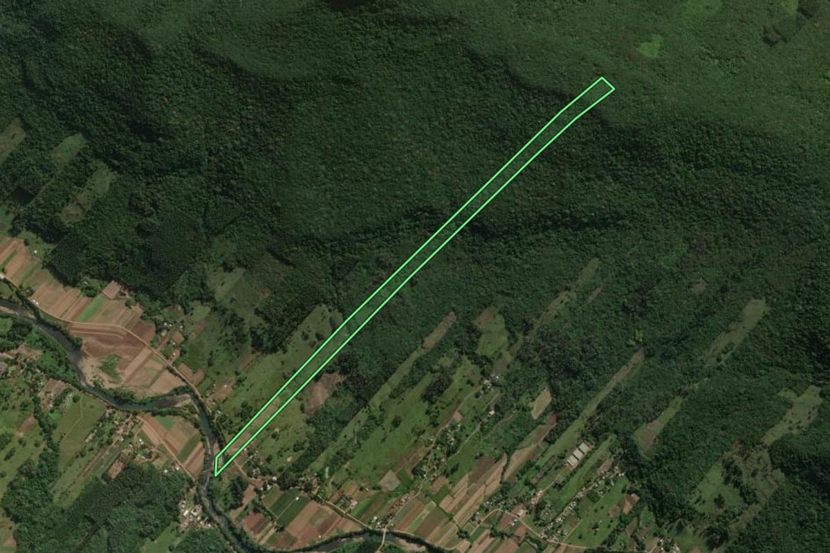 Imagem de satélite do imóvel rural em Maquiné (RS), com o contorno declarado no CAR desenhado por cima.