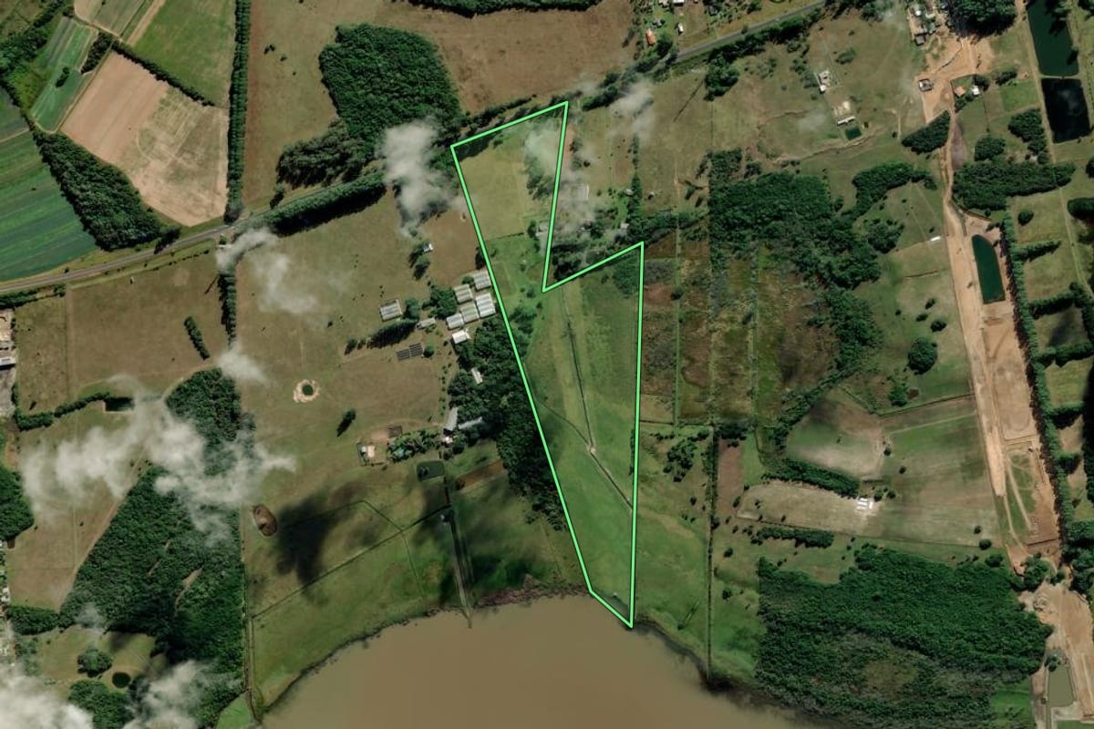 Imagem de satélite do imóvel rural em Maquiné (RS), com o contorno declarado no CAR desenhado por cima.