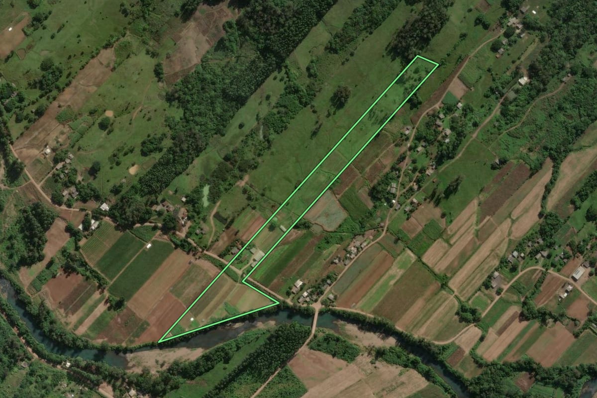 Imagem de satélite do imóvel rural em Maquiné (RS), com o contorno declarado no CAR desenhado por cima.