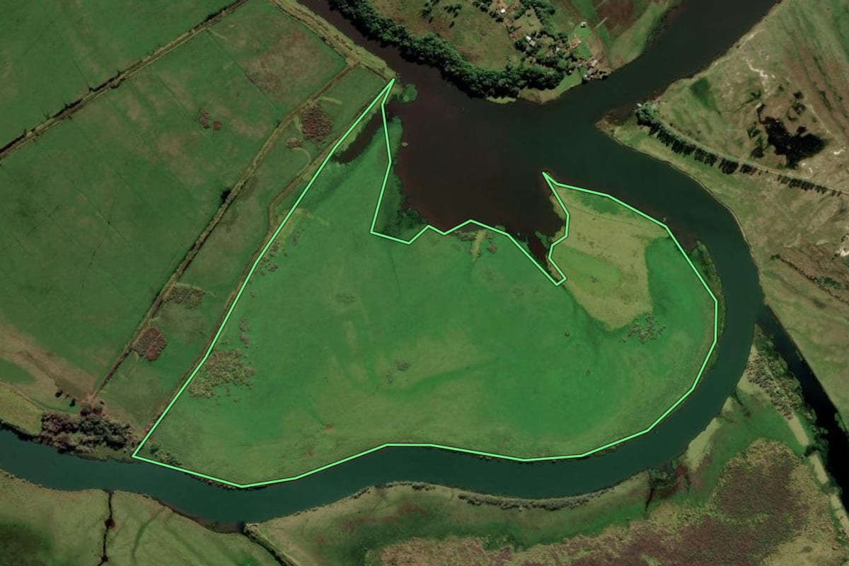 Imagem de satélite do imóvel rural em Maquiné (RS), com o contorno declarado no CAR desenhado por cima.