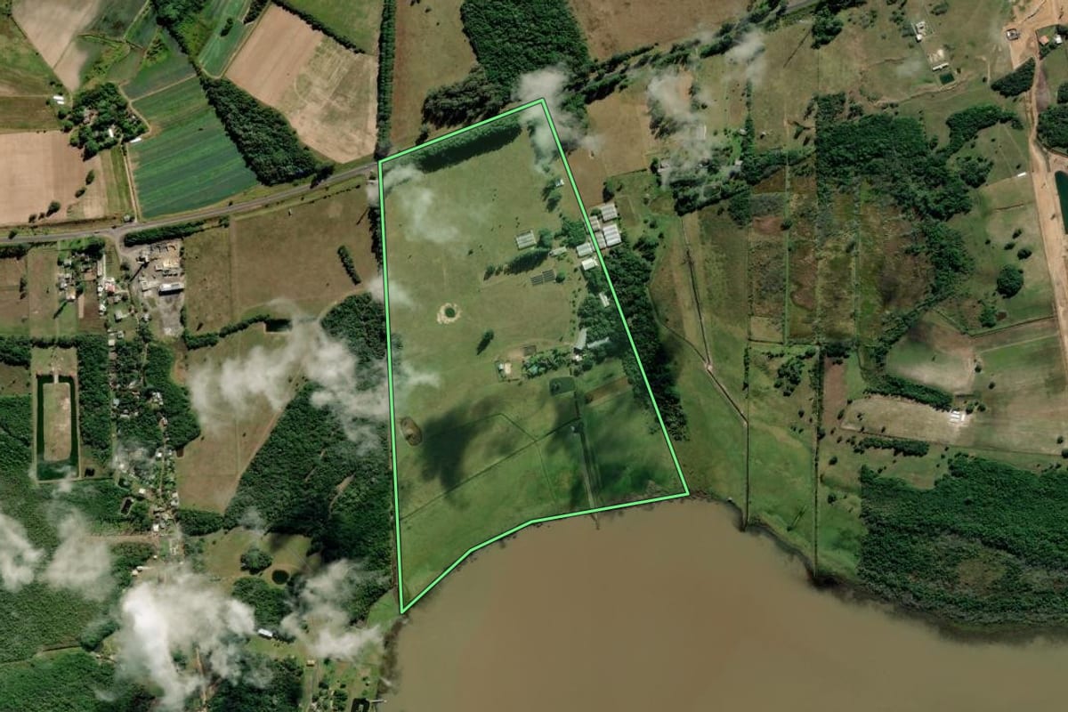 Imagem de satélite do imóvel rural em Maquiné (RS), com o contorno declarado no CAR desenhado por cima.