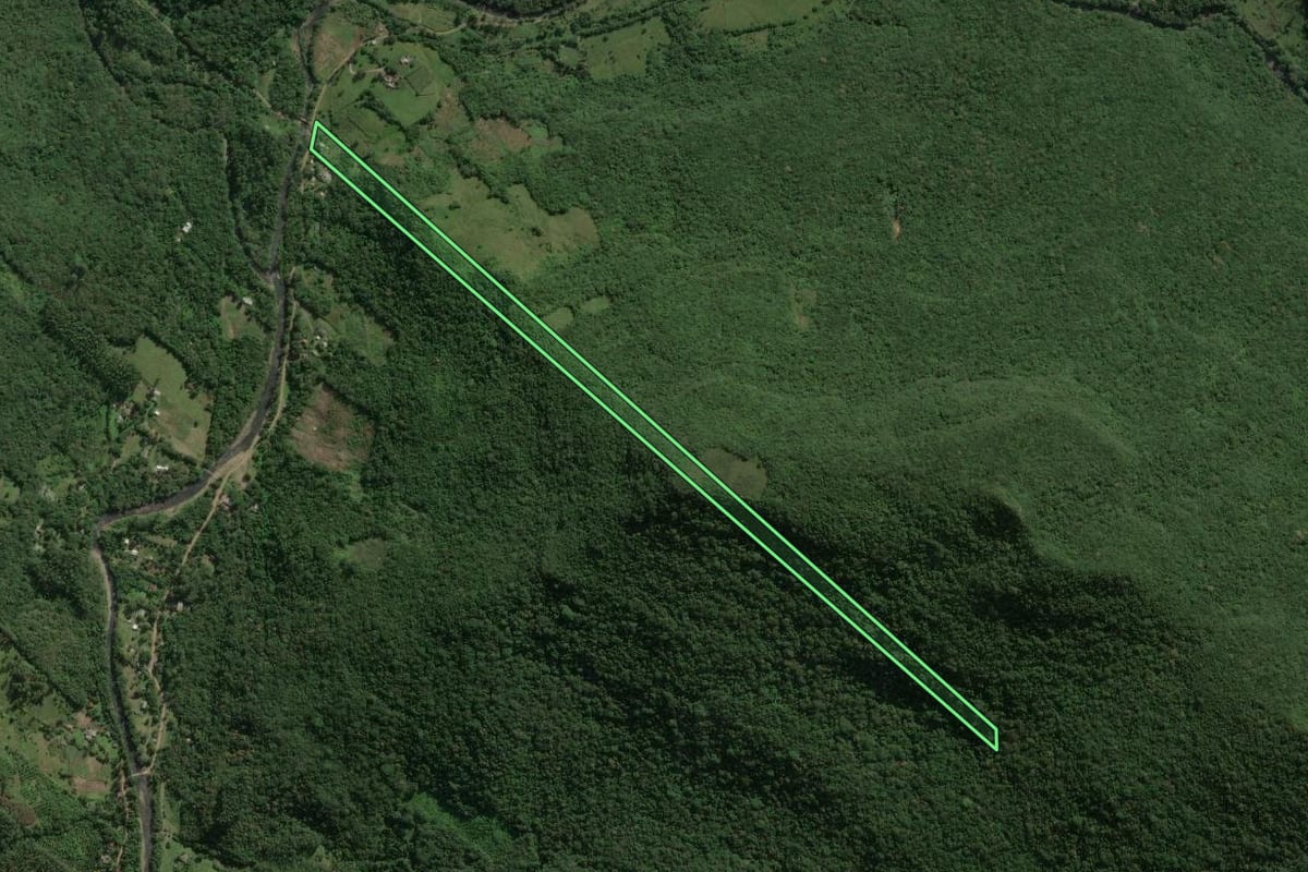 Imagem de satélite do imóvel rural em Maquiné (RS), com o contorno declarado no CAR desenhado por cima.