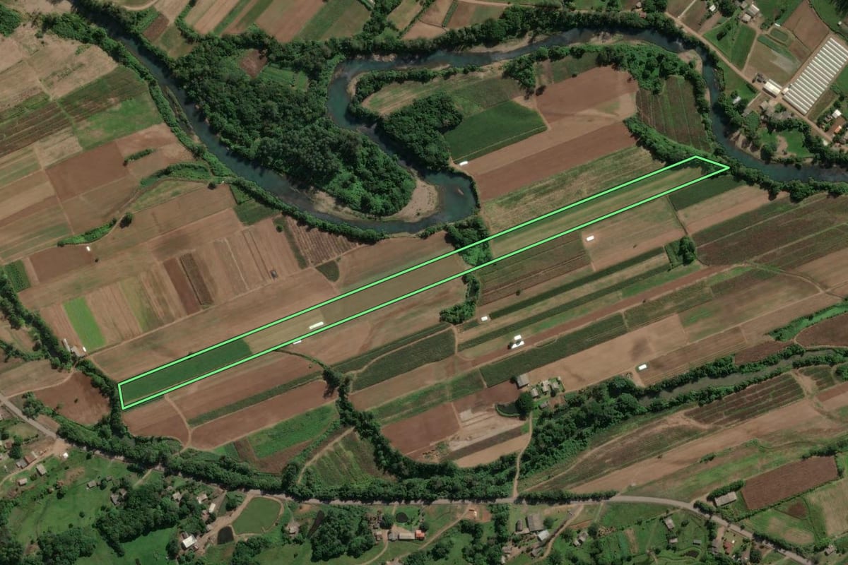 Imagem de satélite do imóvel rural em Maquiné (RS), com o contorno declarado no CAR desenhado por cima.