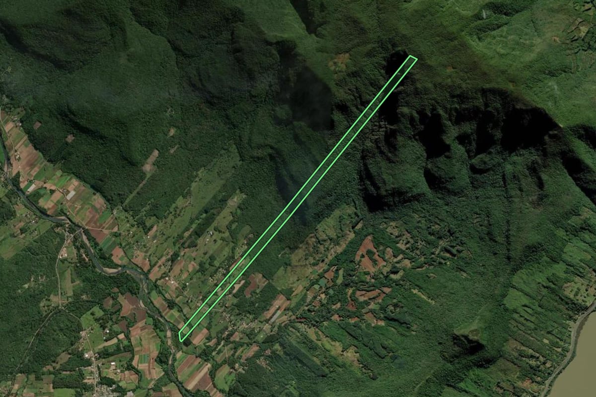 Imagem de satélite do imóvel rural em Maquiné (RS), com o contorno declarado no CAR desenhado por cima.