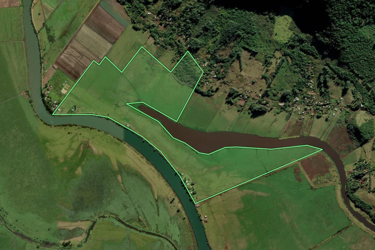 Imagem de satélite do imóvel rural em Maquiné (RS), com o contorno declarado no CAR desenhado por cima.
