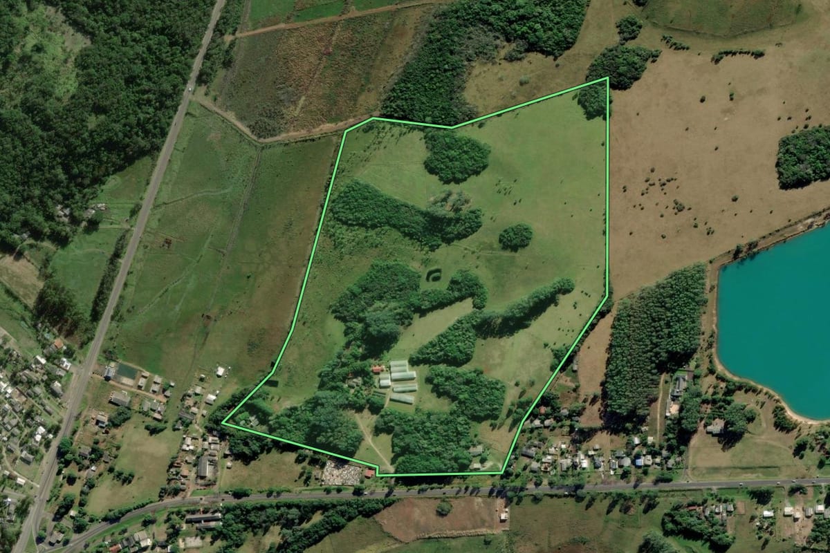 Imagem de satélite do imóvel rural em Maquiné (RS), com o contorno declarado no CAR desenhado por cima.