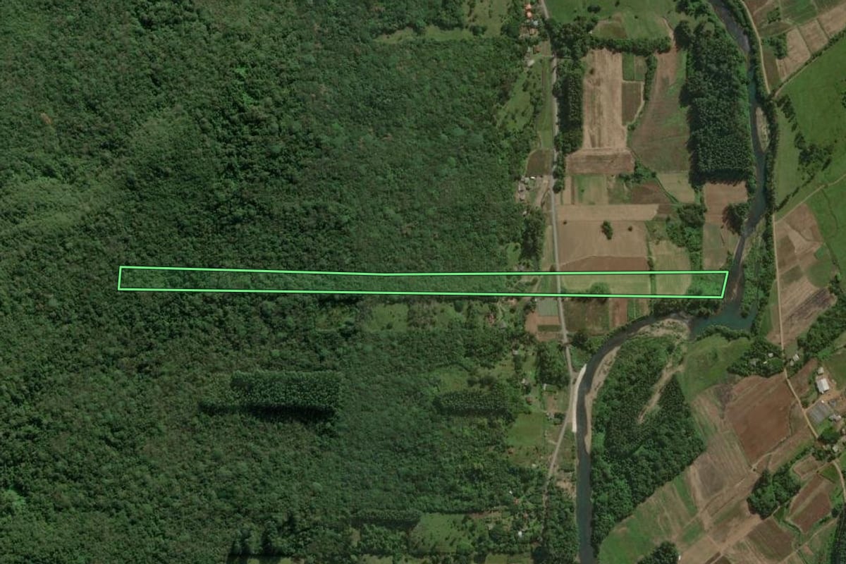 Imagem de satélite do imóvel rural em Maquiné (RS), com o contorno declarado no CAR desenhado por cima.