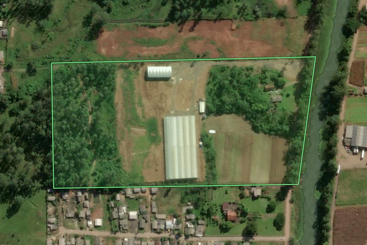 Imagem de satélite do imóvel rural em Maquiné (RS), com o contorno declarado no CAR desenhado por cima.