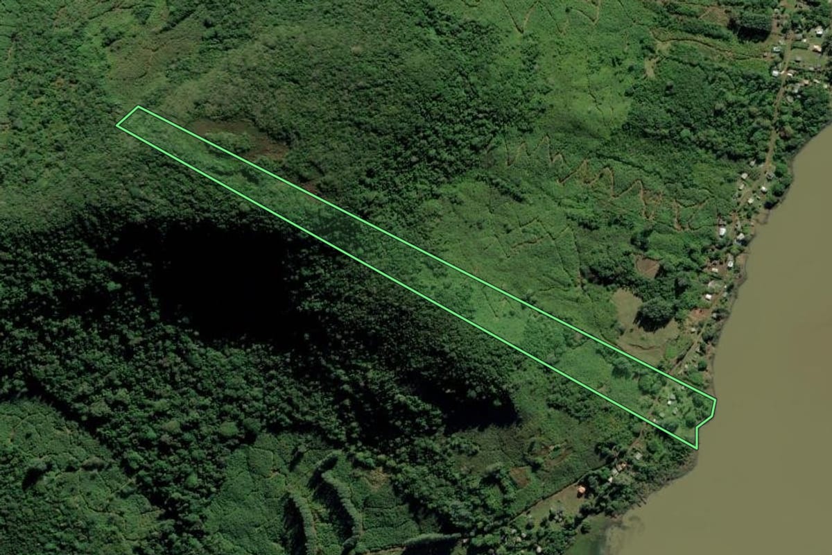 Imagem de satélite do imóvel rural em Maquiné (RS), com o contorno declarado no CAR desenhado por cima.