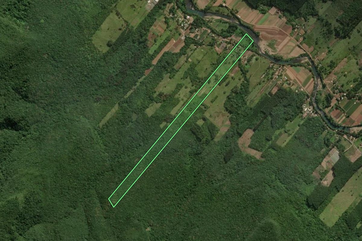 Imagem de satélite do imóvel rural em Maquiné (RS), com o contorno declarado no CAR desenhado por cima.