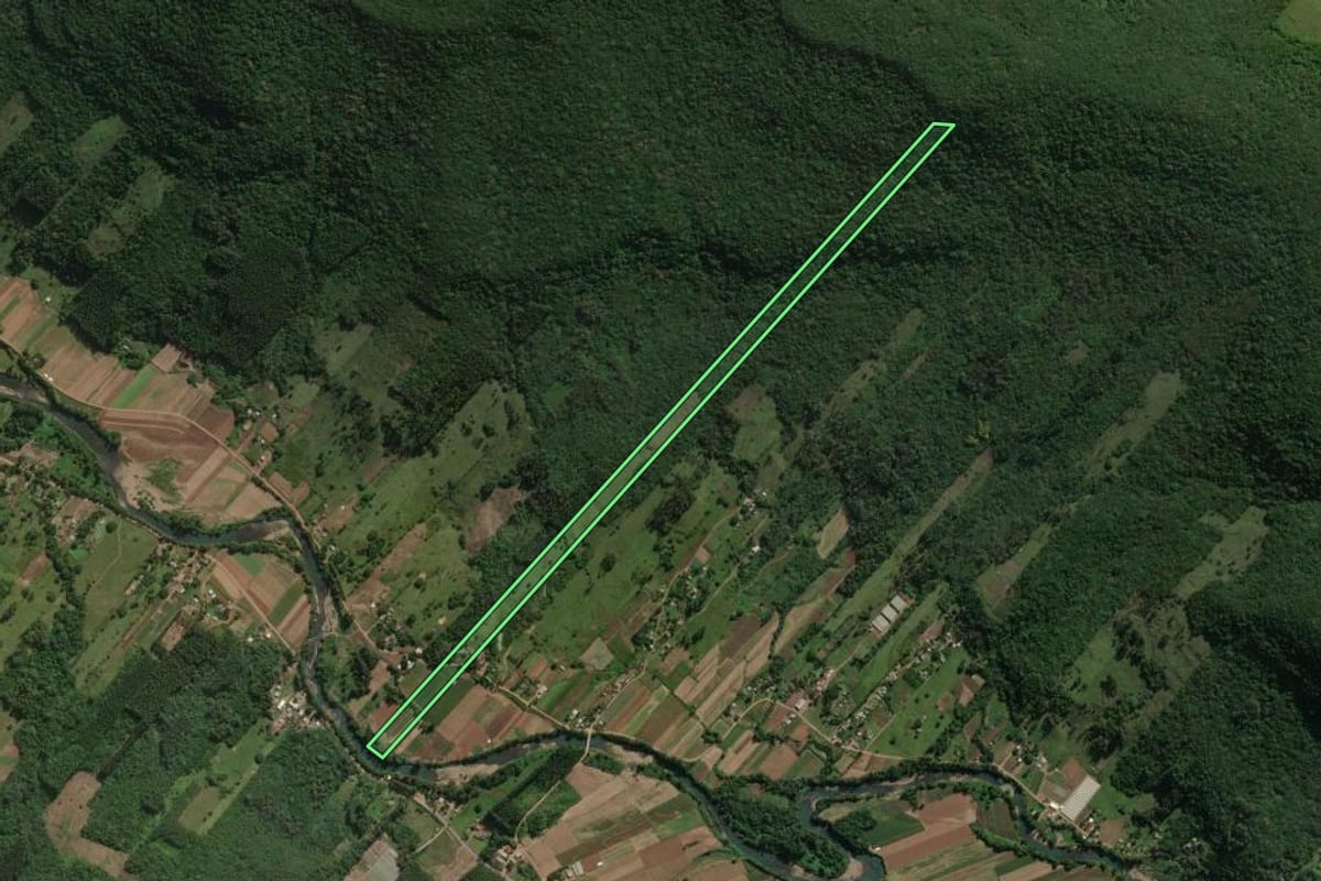 Imagem de satélite do imóvel rural em Maquiné (RS), com o contorno declarado no CAR desenhado por cima.