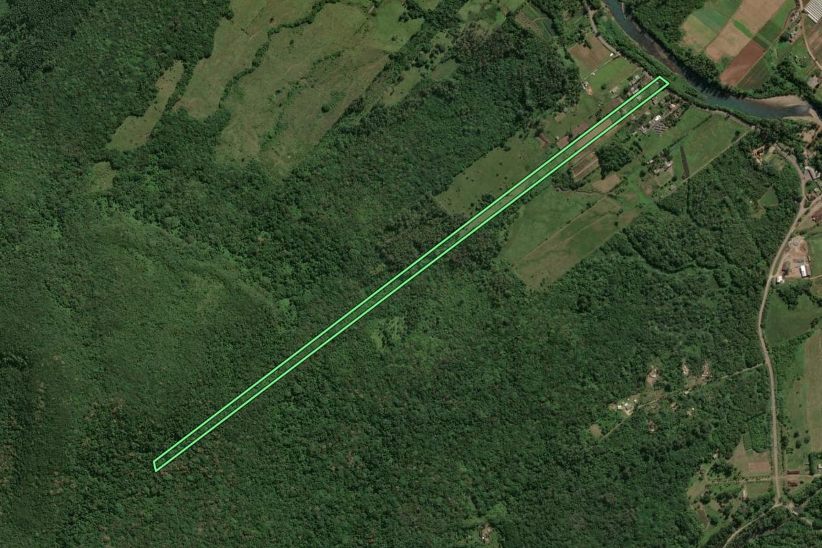Imagem de satélite do imóvel rural em Maquiné (RS), com o contorno declarado no CAR desenhado por cima.