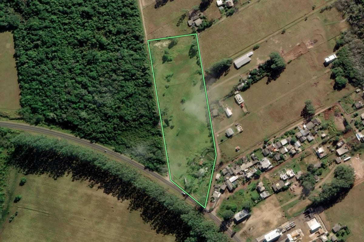 Imagem de satélite do imóvel rural em Maquiné (RS), com o contorno declarado no CAR desenhado por cima.