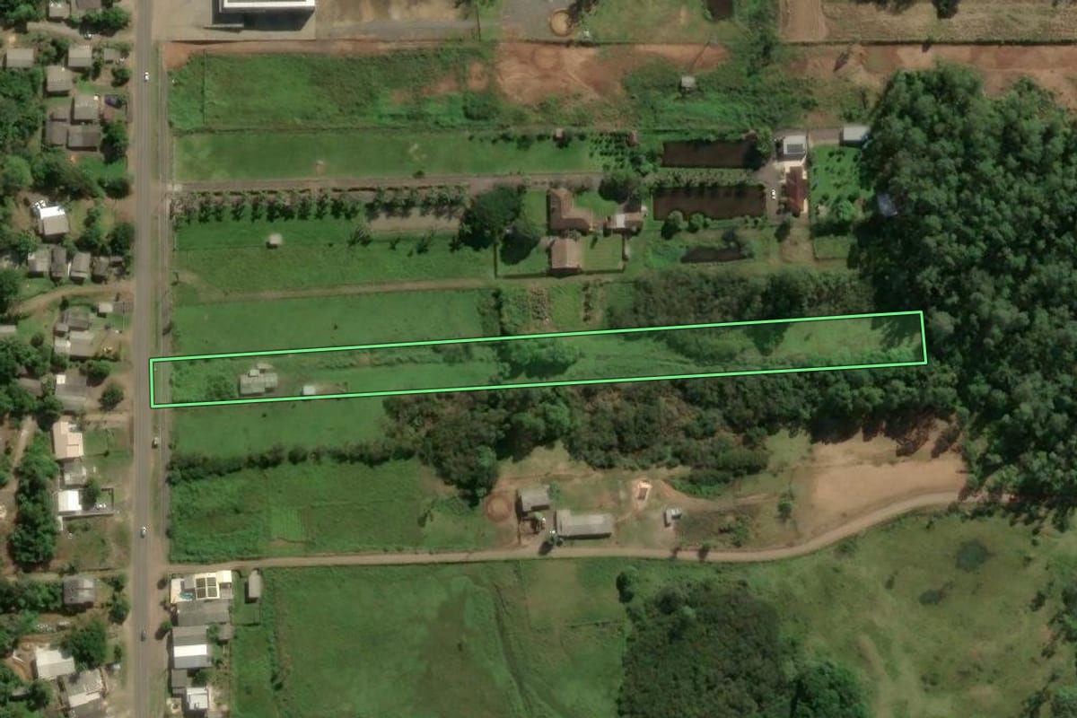 Imagem de satélite do imóvel rural em Maquiné (RS), com o contorno declarado no CAR desenhado por cima.