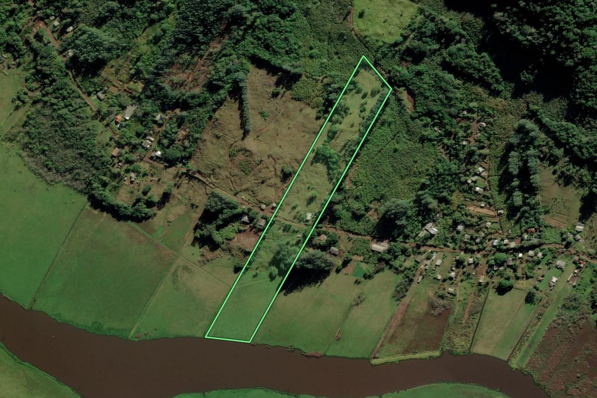 Imagem de satélite do imóvel rural em Maquiné (RS), com o contorno declarado no CAR desenhado por cima.