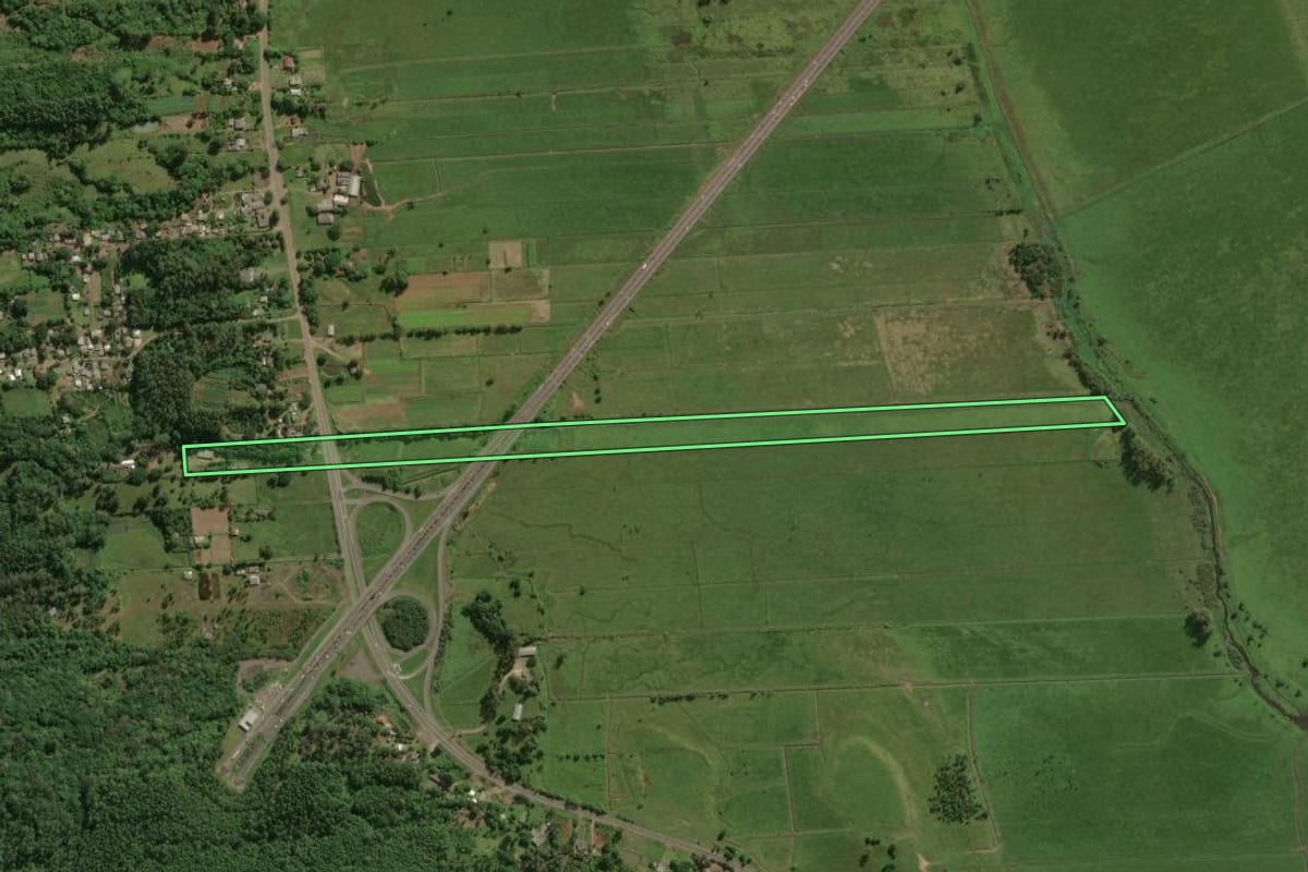 Imagem de satélite do imóvel rural em Maquiné (RS), com o contorno declarado no CAR desenhado por cima.