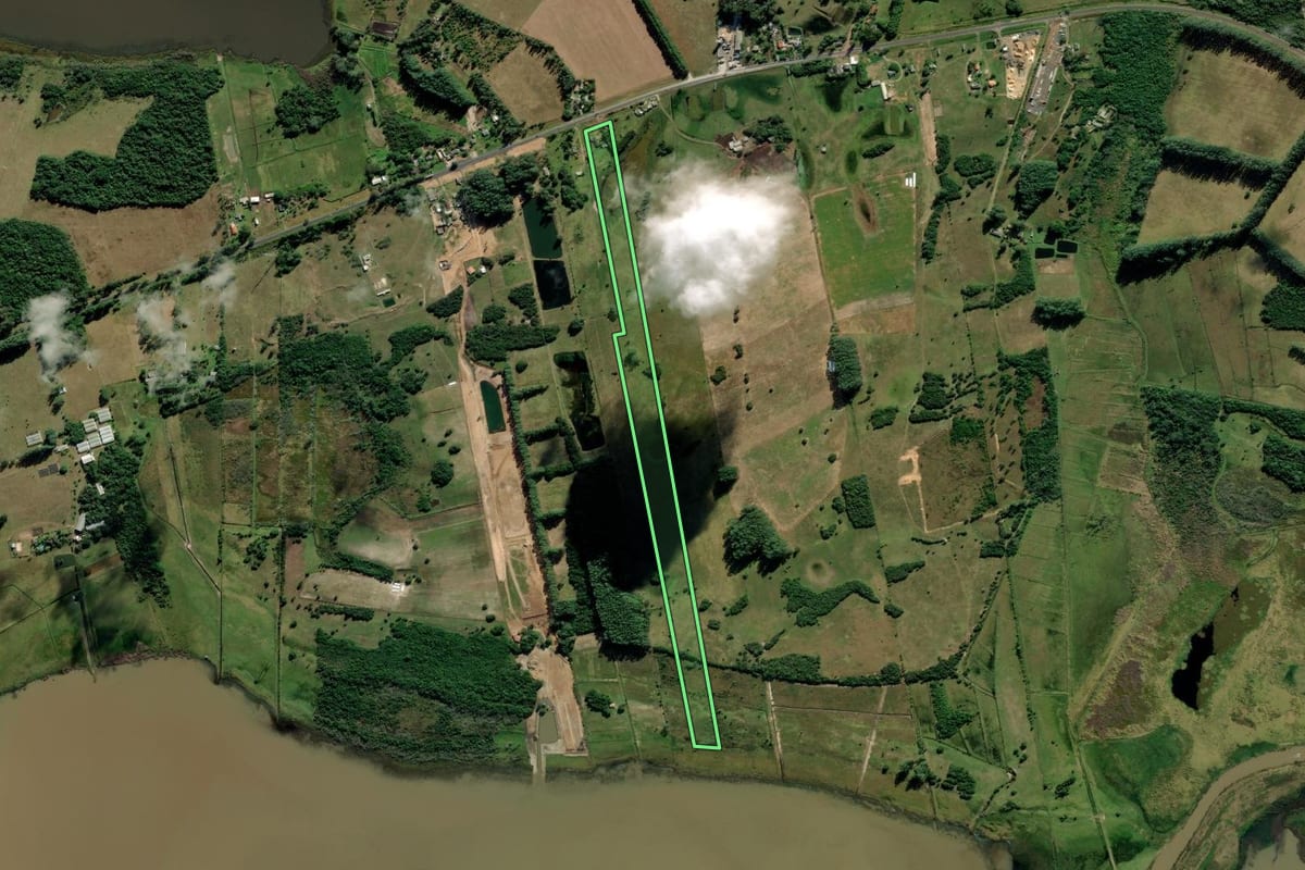 Imagem de satélite do imóvel rural em Maquiné (RS), com o contorno declarado no CAR desenhado por cima.