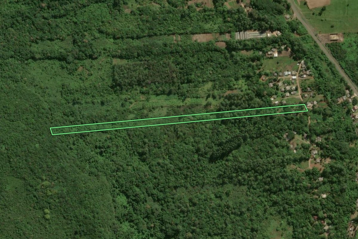 Imagem de satélite do imóvel rural em Maquiné (RS), com o contorno declarado no CAR desenhado por cima.