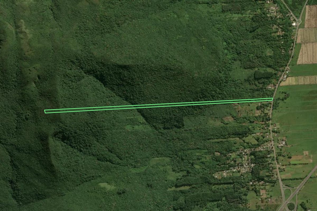 Imagem de satélite do imóvel rural em Maquiné (RS), com o contorno declarado no CAR desenhado por cima.