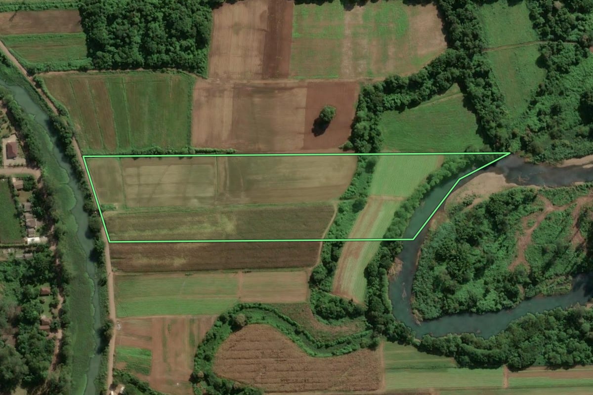 Imagem de satélite do imóvel rural em Maquiné (RS), com o contorno declarado no CAR desenhado por cima.