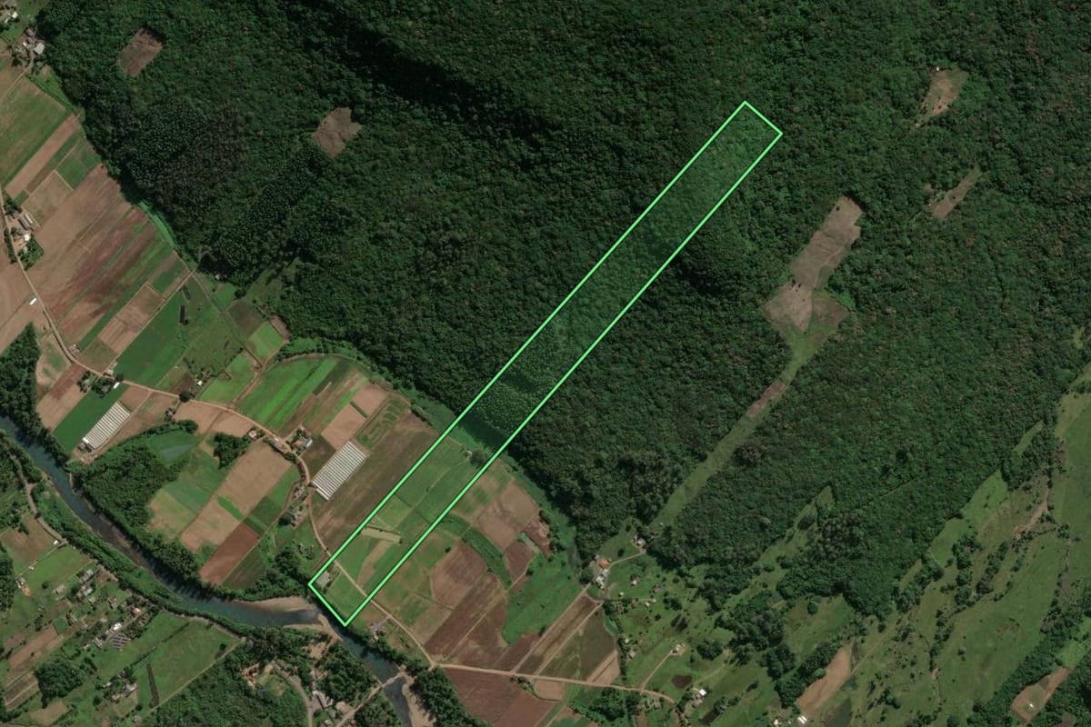 Imagem de satélite do imóvel rural em Maquiné (RS), com o contorno declarado no CAR desenhado por cima.