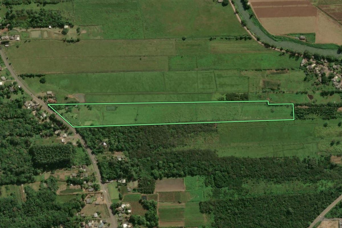 Imagem de satélite do imóvel rural em Maquiné (RS), com o contorno declarado no CAR desenhado por cima.
