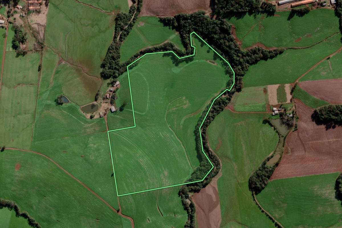 Imagem de satélite do imóvel rural em Marau (RS), com o contorno declarado no CAR desenhado por cima.