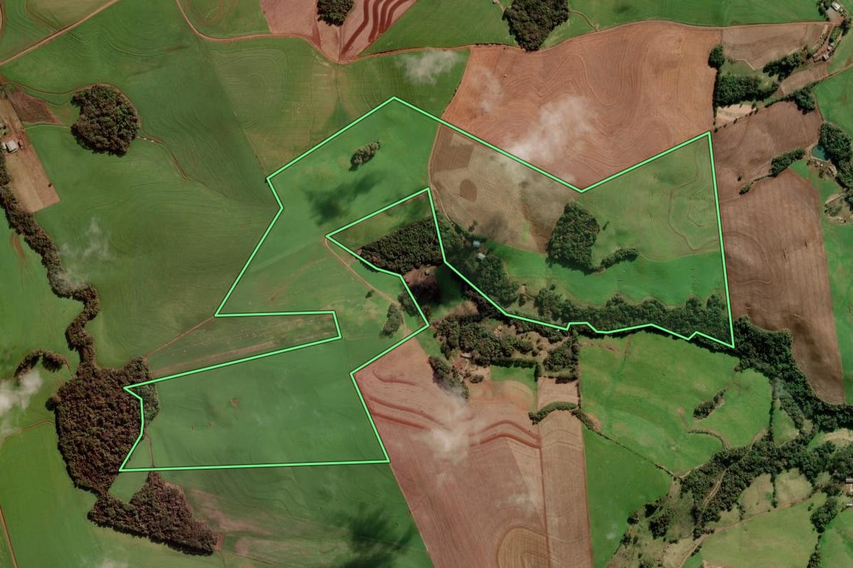 Imagem de satélite do imóvel rural em Marau (RS), com o contorno declarado no CAR desenhado por cima.