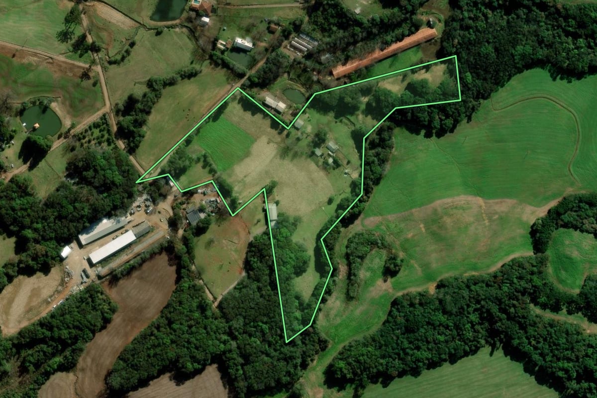 Imagem de satélite do imóvel rural em Marau (RS), com o contorno declarado no CAR desenhado por cima.