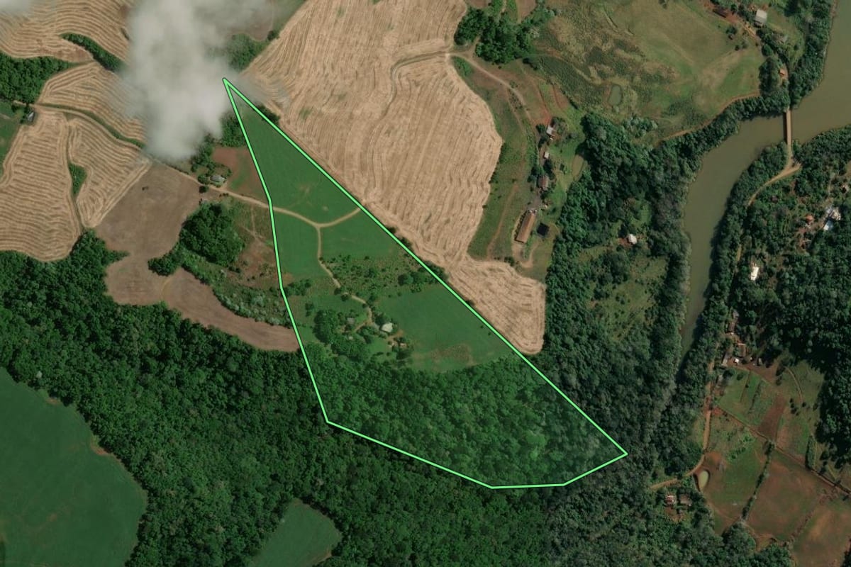 Imagem de satélite do imóvel rural em Marcelino Ramos (RS), com o contorno declarado no CAR desenhado por cima.