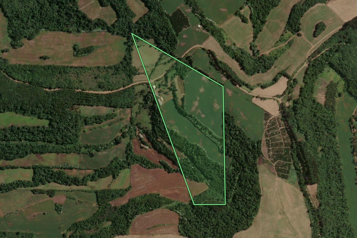 Imagem de satélite do imóvel rural em Marcelino Ramos (RS), com o contorno declarado no CAR desenhado por cima.