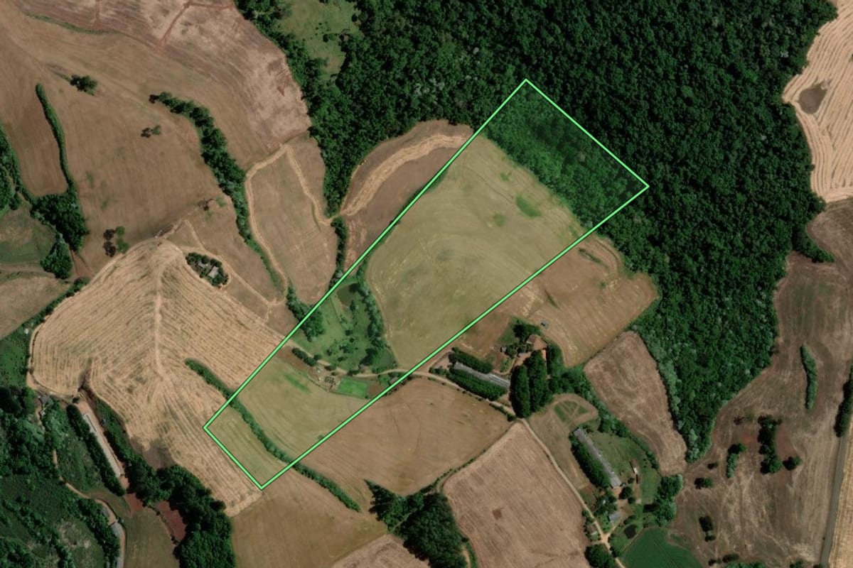 Imagem de satélite do imóvel rural em Marcelino Ramos (RS), com o contorno declarado no CAR desenhado por cima.
