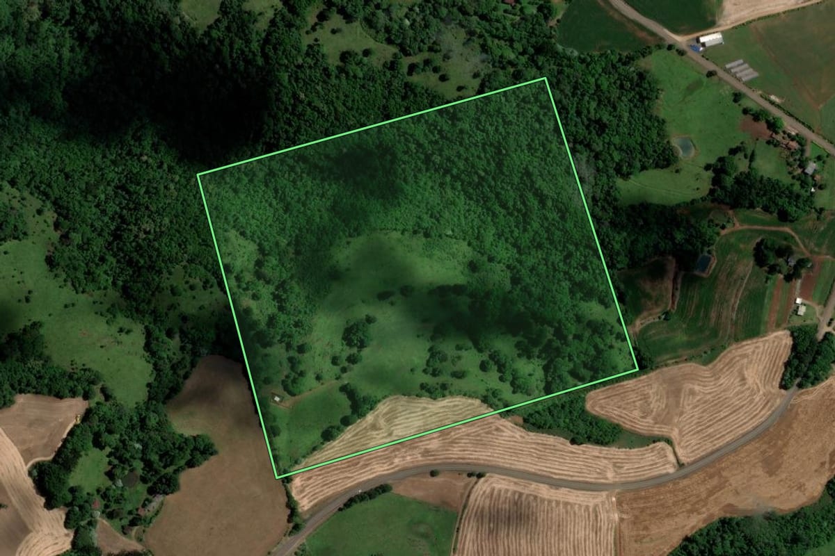 Imagem de satélite do imóvel rural em Marcelino Ramos (RS), com o contorno declarado no CAR desenhado por cima.
