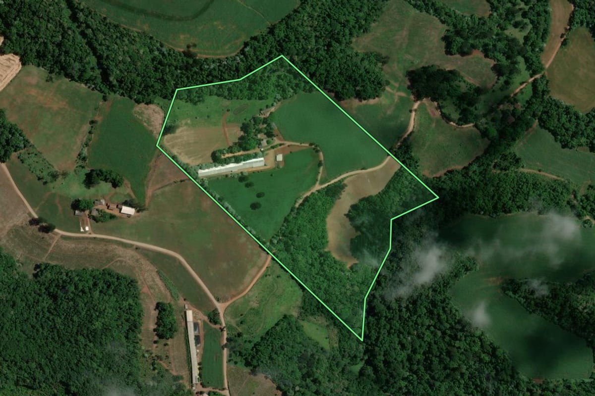Imagem de satélite do imóvel rural em Marcelino Ramos (RS), com o contorno declarado no CAR desenhado por cima.
