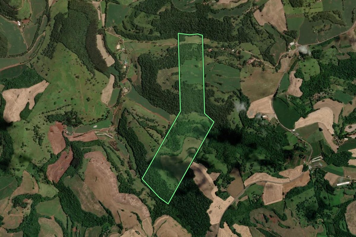Imagem de satélite do imóvel rural em Marcelino Ramos (RS), com o contorno declarado no CAR desenhado por cima.