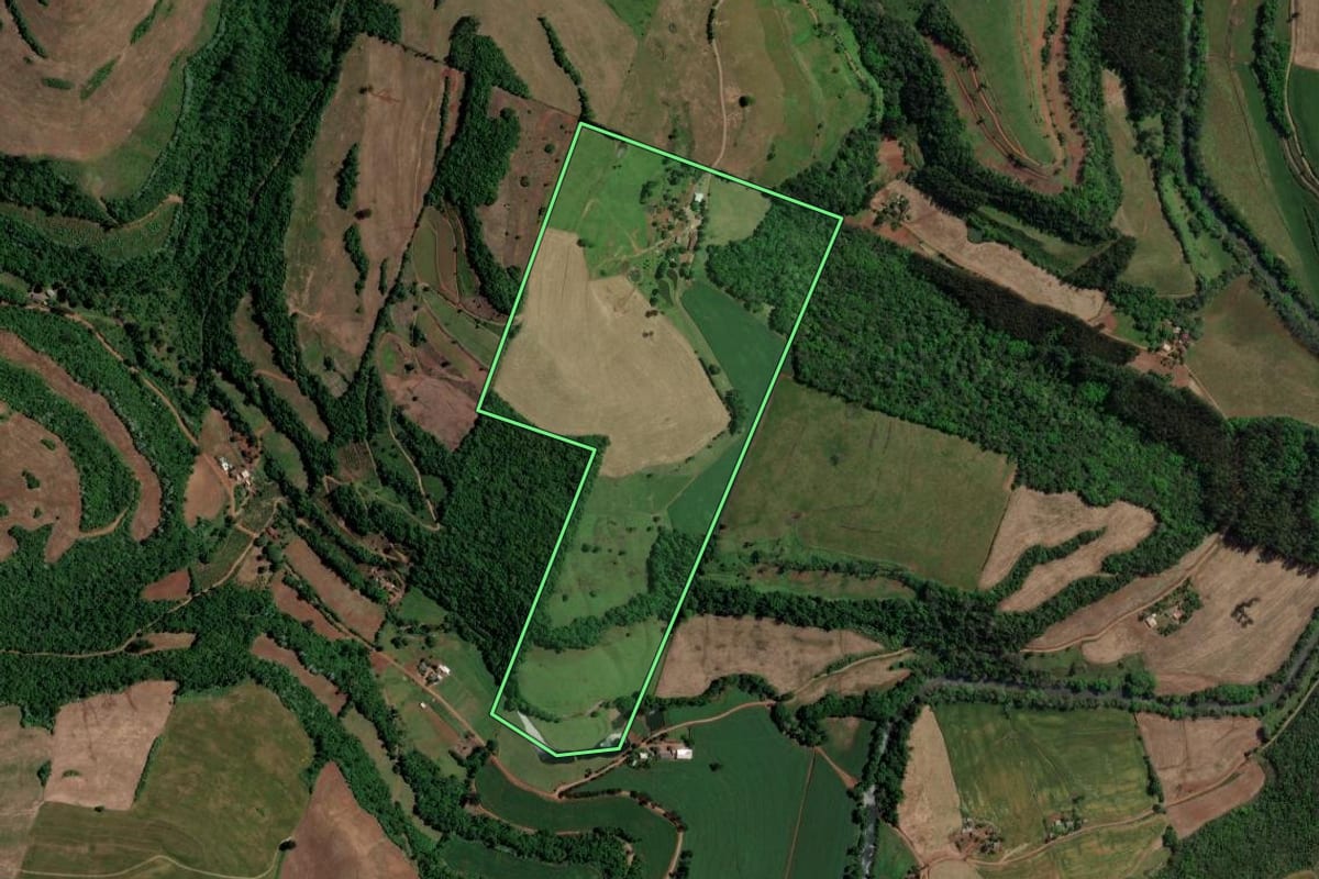 Imagem de satélite do imóvel rural em Marcelino Ramos (RS), com o contorno declarado no CAR desenhado por cima.