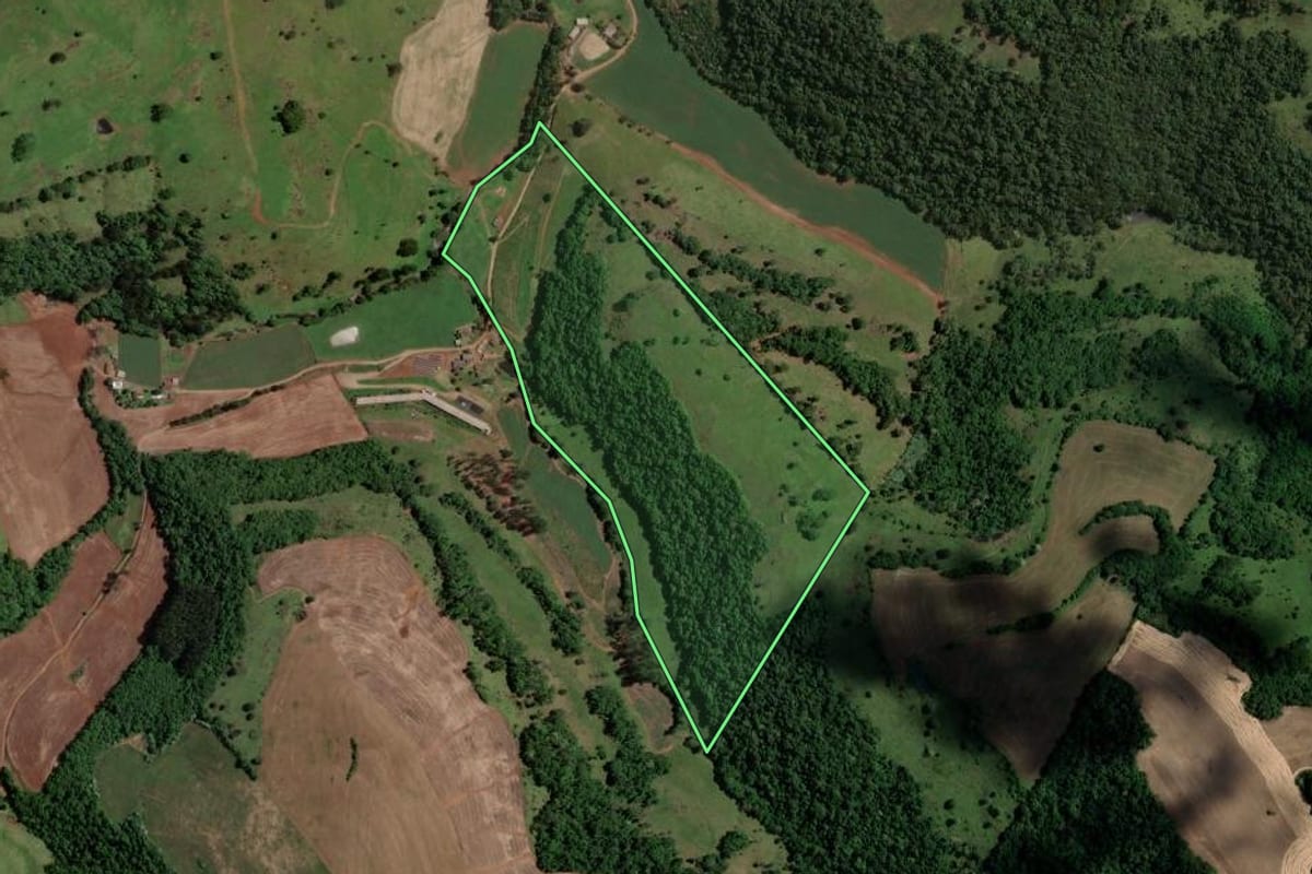 Imagem de satélite do imóvel rural em Marcelino Ramos (RS), com o contorno declarado no CAR desenhado por cima.