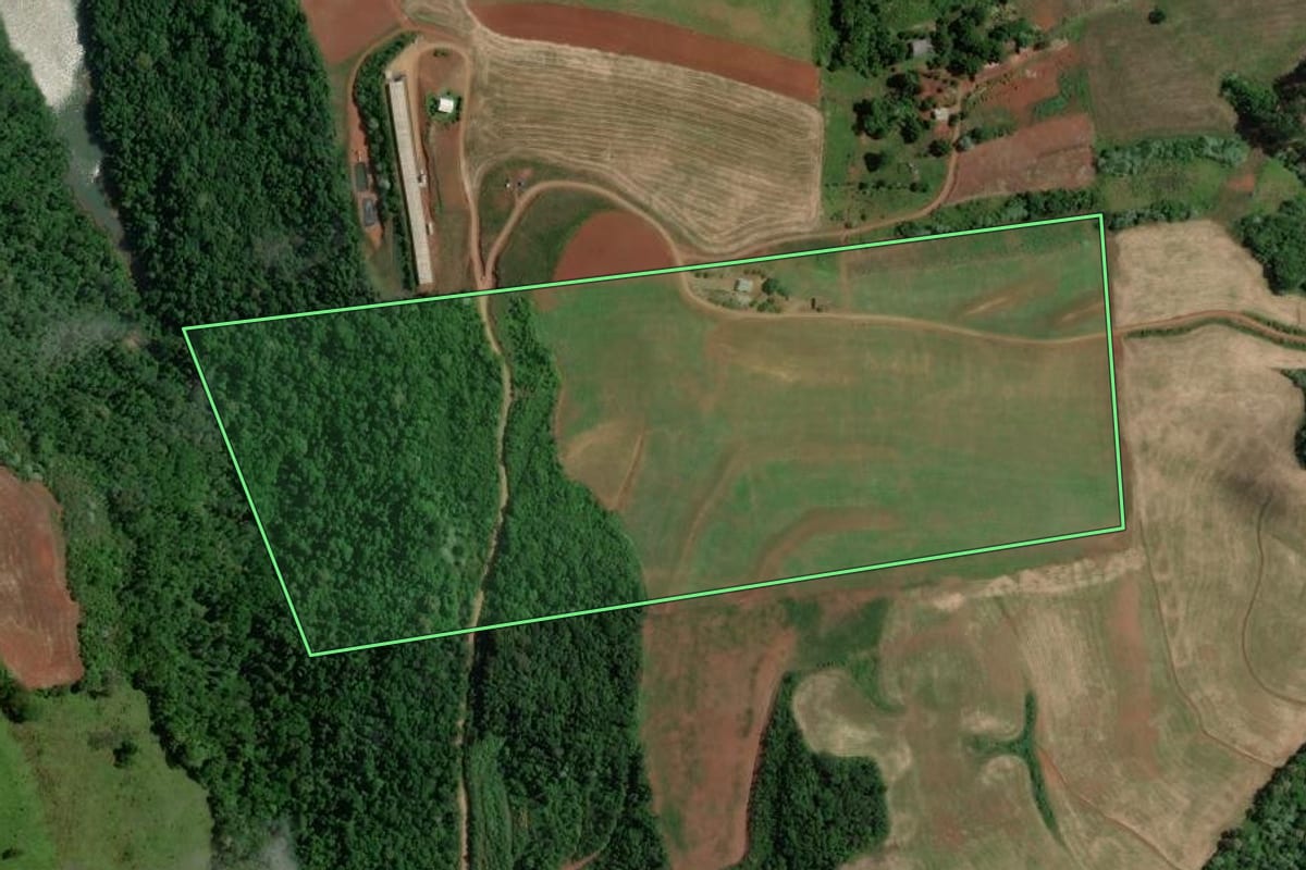 Imagem de satélite do imóvel rural em Marcelino Ramos (RS), com o contorno declarado no CAR desenhado por cima.