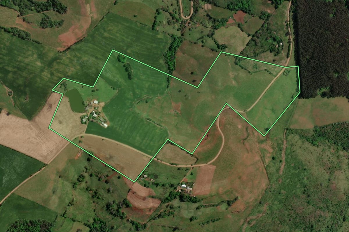 Imagem de satélite do imóvel rural em Marcelino Ramos (RS), com o contorno declarado no CAR desenhado por cima.